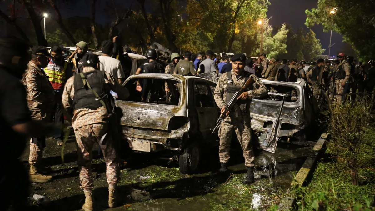 Pakistan’da havalimanı yakınında korkutan patlama
