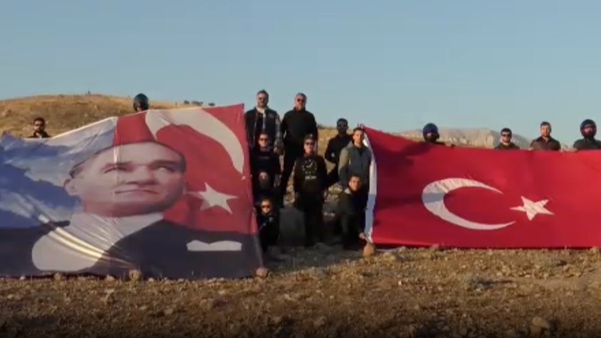 Şırnak’ta Cudi Dağı eteklerinde Atatürk posteri açtılar