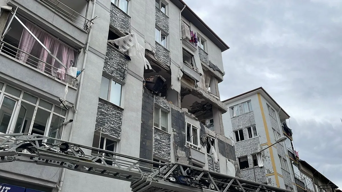 SON DAKİKA! Çorum’da 5 katlı binada patlama: 1 kişi hayatını kaybetti, 16 yaralı!