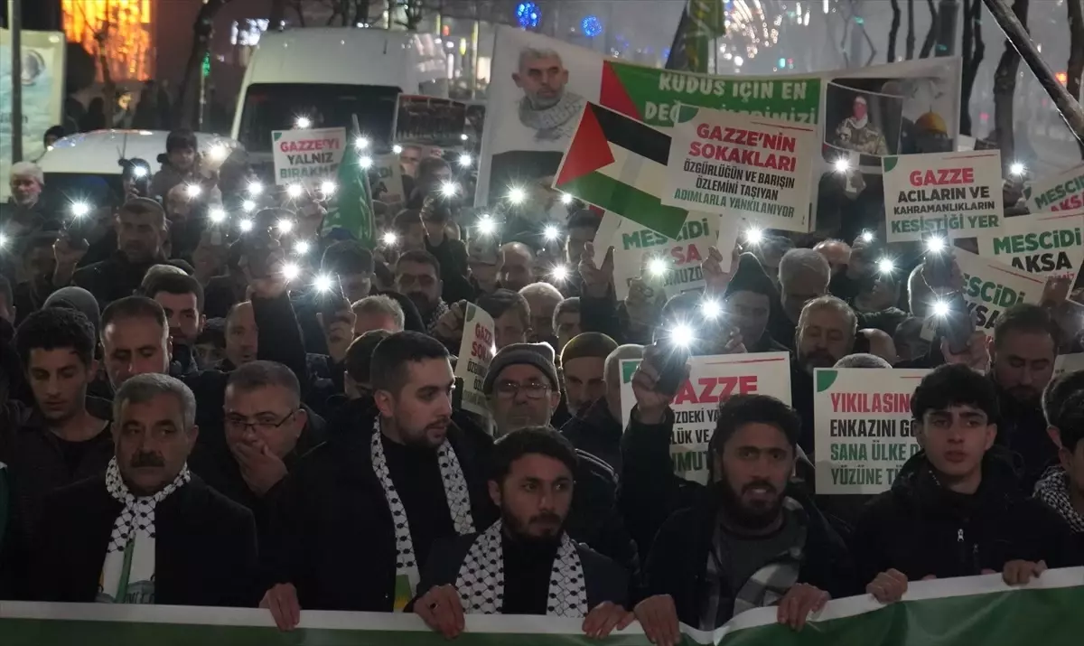 Batman’da Meşaleli Gazze Protestosu