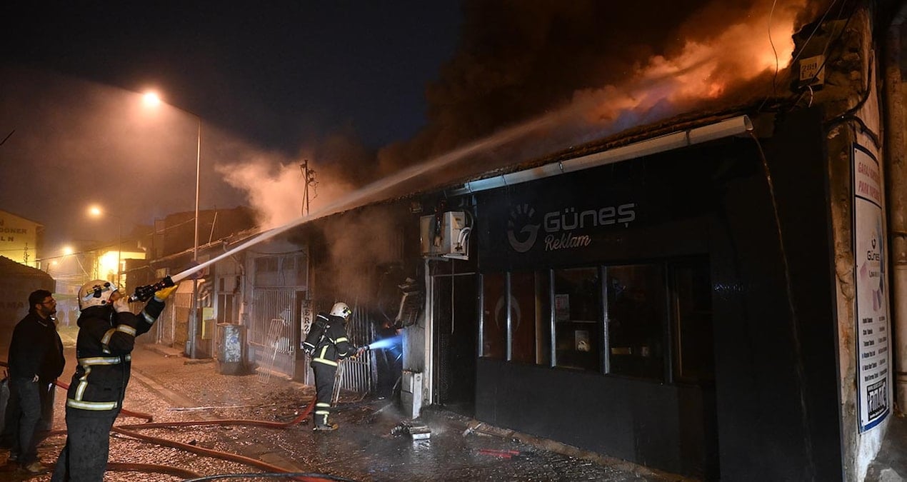 Edirne’de çıkan yangında 5 iş yeri zarar gördü