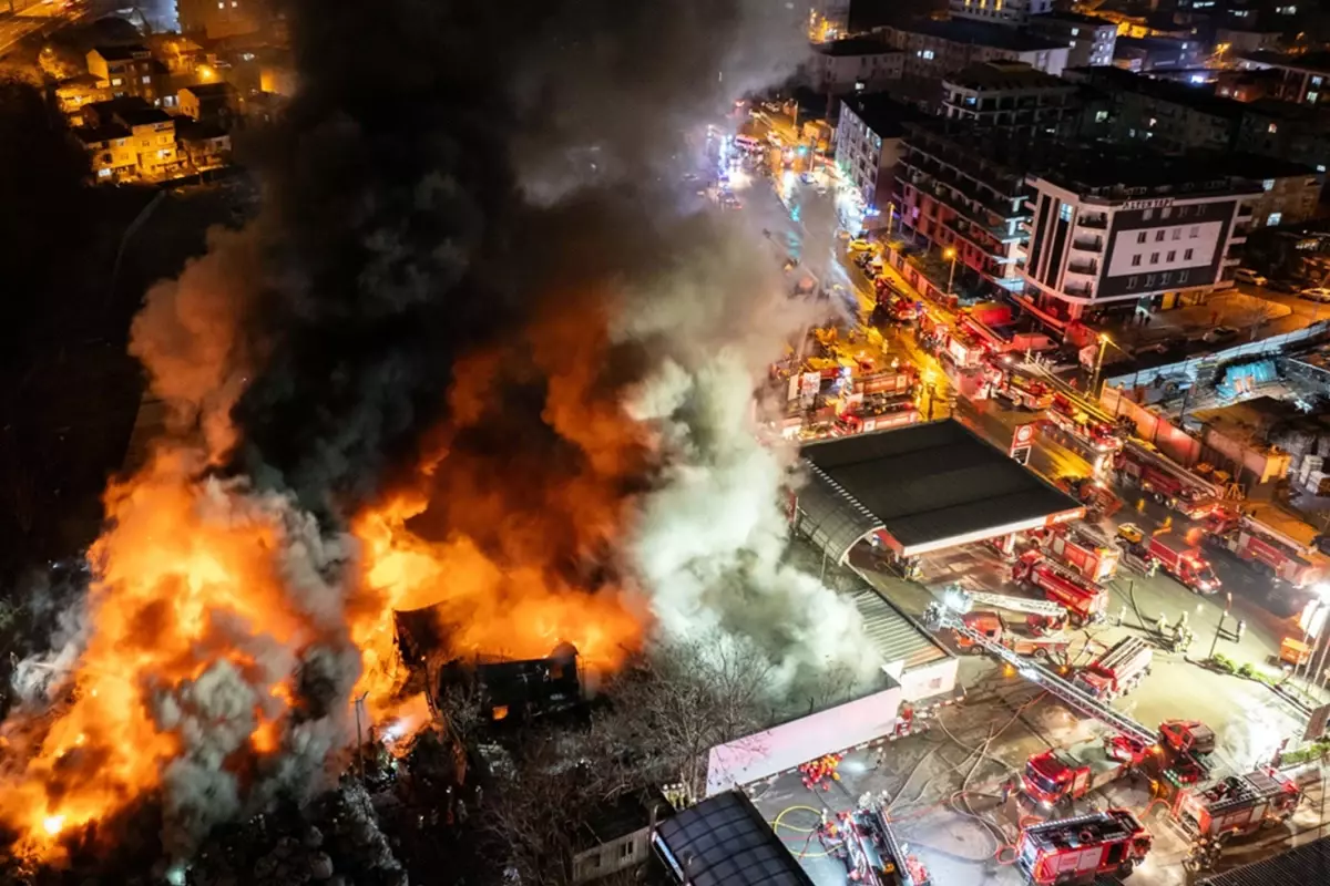 İstanbul’da büyük yangın! 20 ilçeden itfaiye ekibi sevk edildi