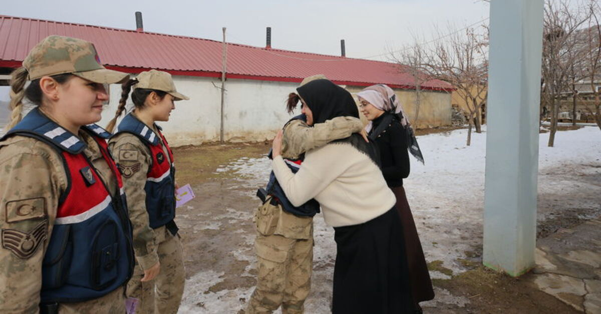 Kadın komutanlar köy köy gezerek KADES’i anlatıyor