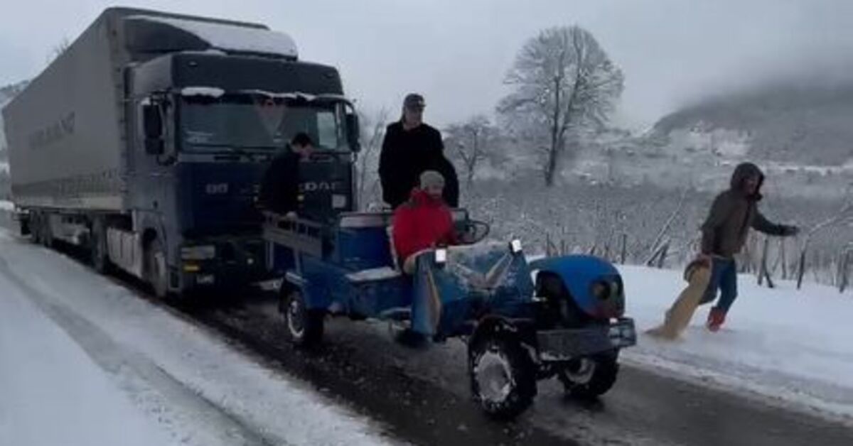 Karda kalan 25 tonluk TIR’ı, 750 kiloluk ‘patpat’ çekti; o anlar kamerada