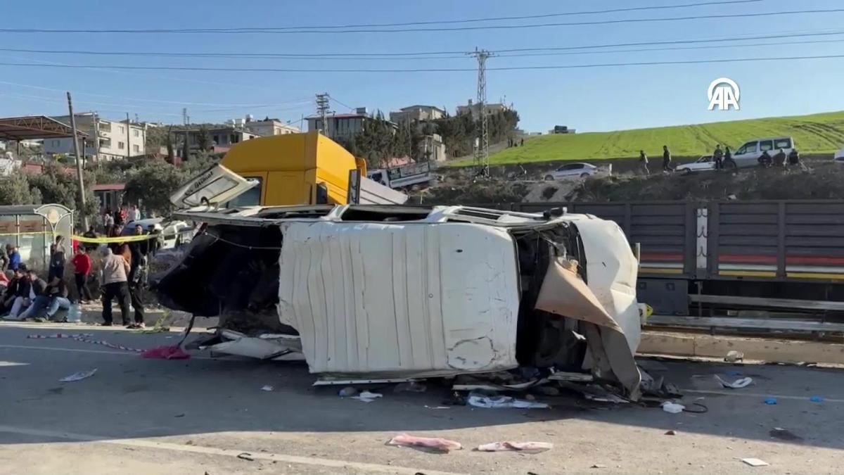 SON DAKİKA HABERİ | Hatay’da TIR ile minibüs çarpıştı: Ölü ve yaralılar var