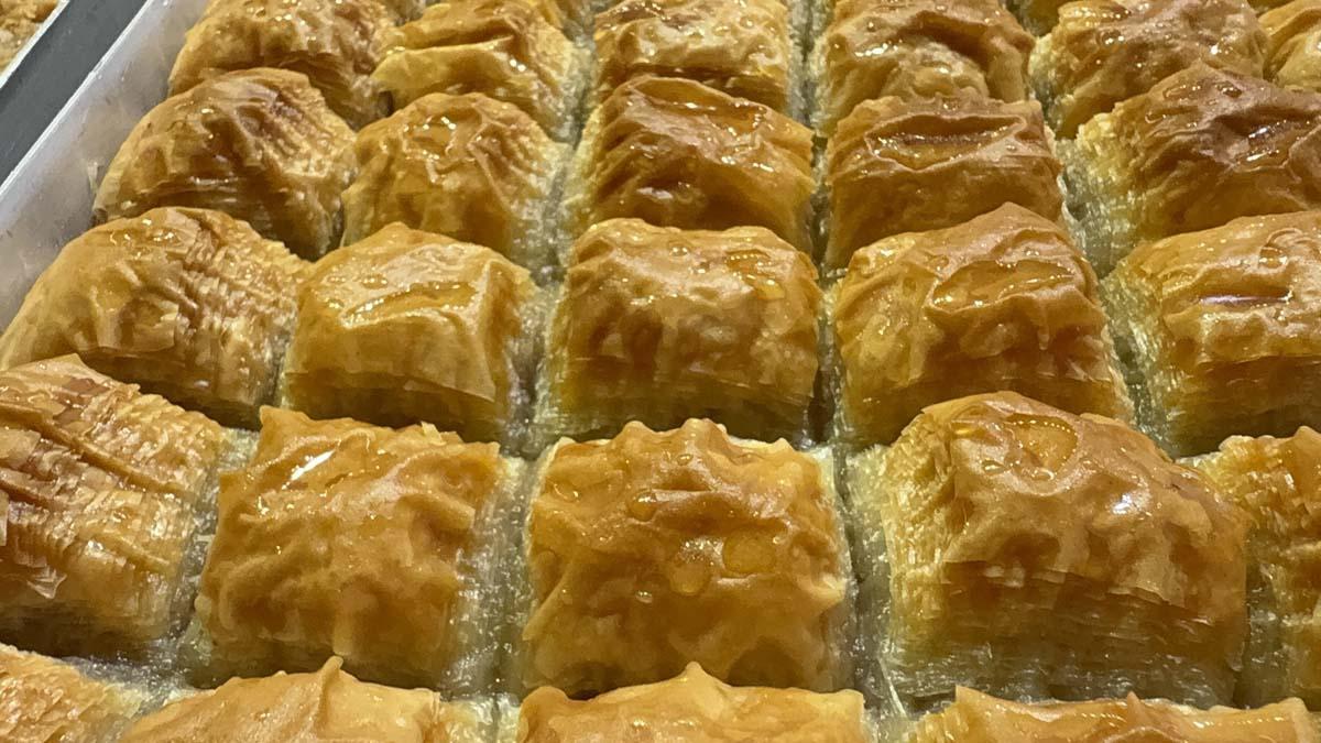 Bayram sofrasında baklava tüketirken dikkatli olun