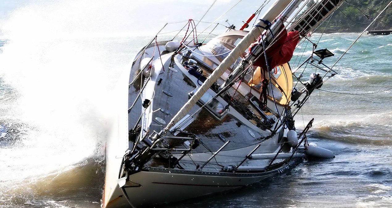 Bodrum’da fırtına yatları karaya savurdu, ağaçları devirdi