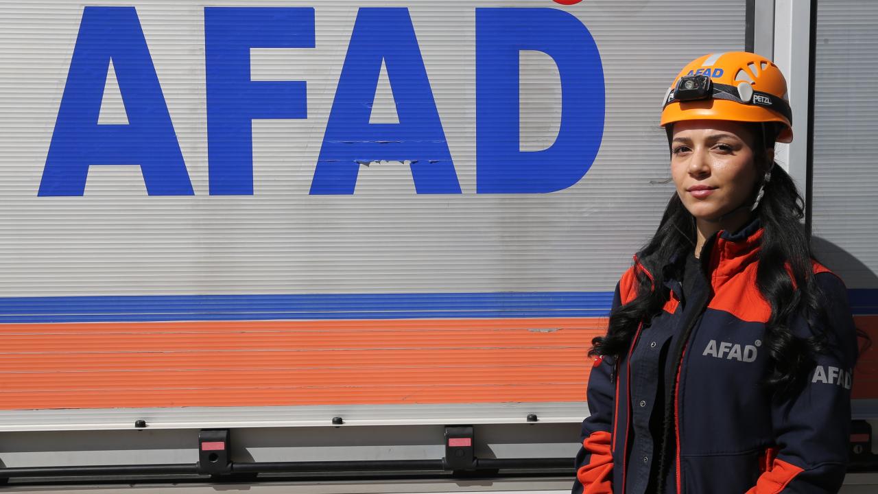 Depremde ailesini koruyan Aslı AFAD personeli oldu