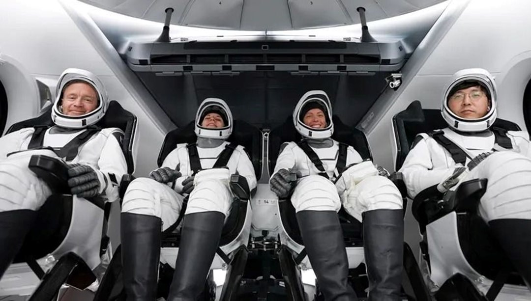 SpaceX tarihi görevi tamamladı: Uzay yolcuları Dünya’ya döndü