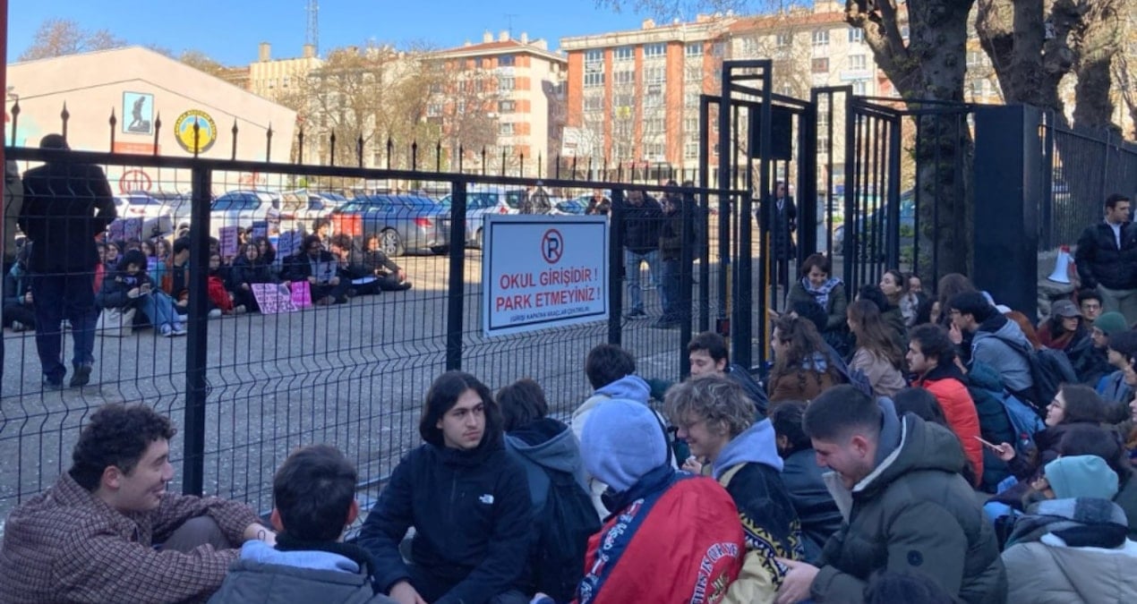 Liseliler öğretmenleri için ayakta